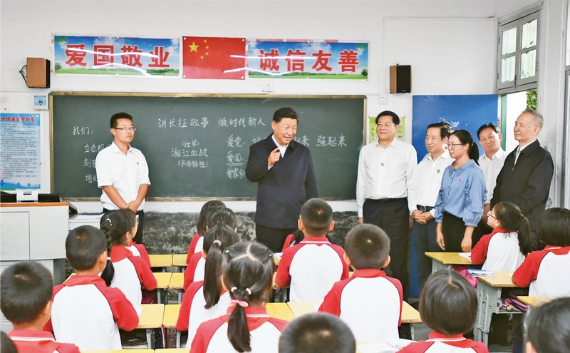 2020年9月16日至18日，中共中央總書記、國(guó)家主席、中央軍委主席習(xí)近平在湖南考察。這是16日下午，習(xí)近平在郴州市汝城縣文明瑤族鄉(xiāng)第一片小學(xué)，同正在上思政課的同學(xué)們親切交流。 新華社記者 謝環(huán)馳/攝