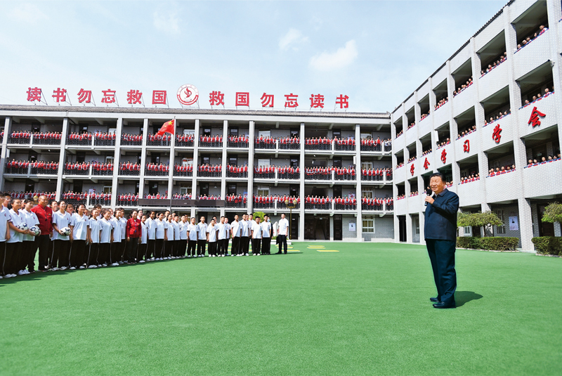 2021年9月13日至14日，中共中央總書記、國(guó)家主席、中央軍委主席習(xí)近平在陜西省榆林市考察。這是14日上午，習(xí)近平在綏德實(shí)驗(yàn)中學(xué)考察時(shí)，同師生親切交流。 新華社記者 謝環(huán)馳/攝